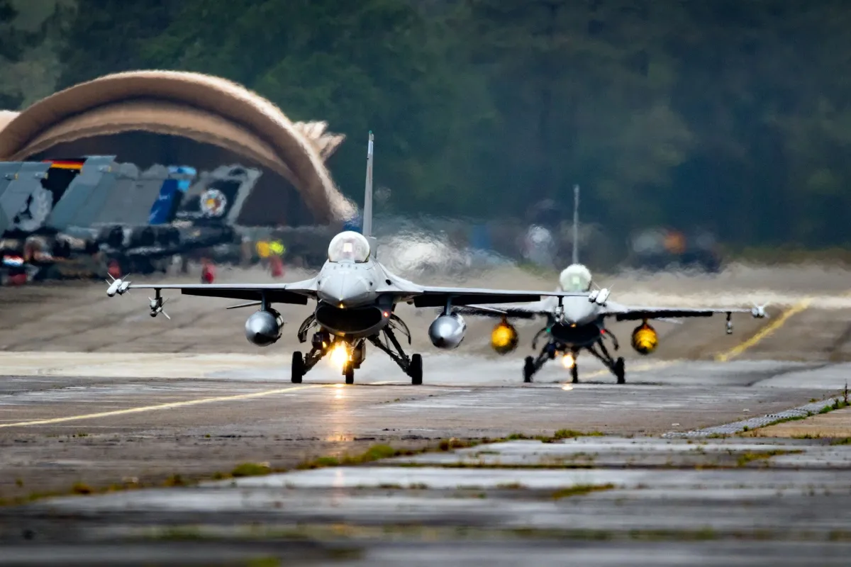 F-16 fighter jets taxiing to the runway